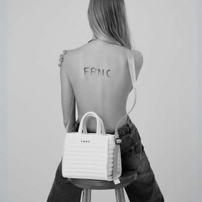 FRNC® ΤΣΑΝΤΑ ΧΕΙΡΟΣ ΛΕΥΚΗ ΑΔΙΑΒΡΟΧΗ ΜΕ ΟΡΙΖΟΝΤΙΟ ΓΑΖΙ ΚΑΙ ΓΚΡΙ ΙΜΑΝΤΑ 4631-WHT