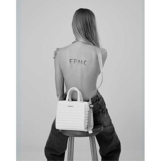FRNC® ΤΣΑΝΤΑ ΧΕΙΡΟΣ ΛΕΥΚΗ ΑΔΙΑΒΡΟΧΗ ΜΕ ΟΡΙΖΟΝΤΙΟ ΓΑΖΙ ΚΑΙ ΓΚΡΙ ΙΜΑΝΤΑ 4631-WHT FRNC® ΤΣΑΝΤΑ ΧΕΙΡΟΣ ΛΕΥΚΗ ΑΔΙΑΒΡΟΧΗ ΜΕ ΟΡΙΖΟΝΤΙΟ ΓΑΖΙ ΚΑΙ ΓΚΡΙ ΙΜΑΝΤΑ 4631-WHT